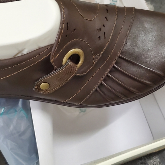 Clogs - Picture 2 of 4